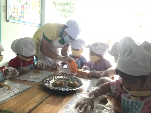 Cô và trò Minh Đức làm bánh trung thu